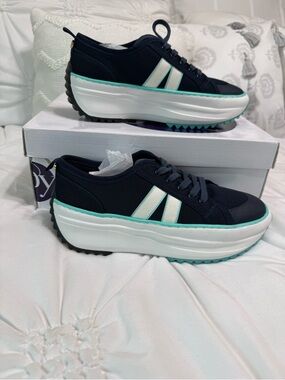 NWT Joy Comfort
Performance Mesh Sneakers
W/Podiatric Insole Navy
Women's 6.5